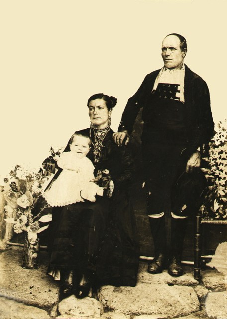 Francisca González (nieta de una hermana de la abuela inglesa) con su marido y uno de sus nietos)